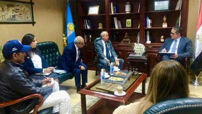 ساويرس يناقش مع وزير السياحة والآثار أعمال مشروع تطوير الخدمات بالأهرامات