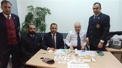 ضبط صيدلي حاول تهريب ترامادول وعملات أثرية بمطار القاهرة | صور