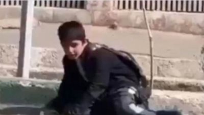 لحظة سقوط طفل إيراني على الأرض بسبب كورونا | فيديو