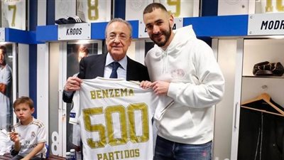 رئيس ريال مدريد يقدم هدية لكريم بنزيمة بعد مباراة الكلاسيكو