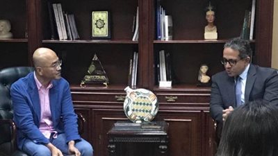 العناني يناقش مع رئيس شركة سامسونج توفير شاشات إلكترونية للترويج للمقاصد السياحية