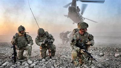 جنود يشربون دماء ثعبان الكوبرا في تدريب عسكري أمريكى (فيديو)