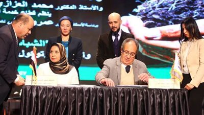 رئيس جامعة مصر: يجب توعية المصريين بمنع الأكياس البلاستيك واستبدالها بأكياس ورق | صور