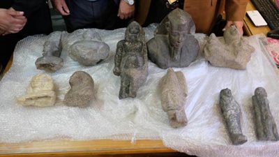 تفاصيل ضبط ١٦ طردا يحتوي على تماثيل فرعونية لأفراد وملوك | صور