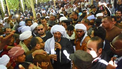 الكفن ينهي خصومة بين عائلتين في أسوان | صور