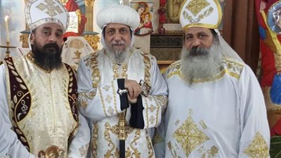 أسقف القوصية يمنح كاهن كنيسة الشهيد تواضروس القمصية