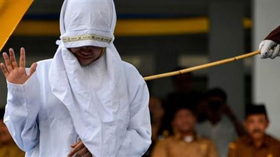 جلد رجل وامرأة ارتبطا بعلاقة محرمة في إندونيسيا بدون زواج | فيديو وصور