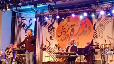 هشام عباس يغازل طلاب جامعة جنوب الوادي بمهرجان 