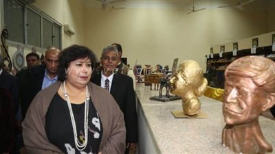 وزيرة الثقافة تتفقد معرض جامعة جنوب الوادى للكتاب