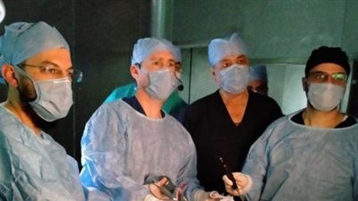 جراح إنجليزي يقود فريقا طبيا لإجراء جراحات نادرة بمستشفى طنطا الجامعي