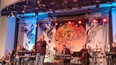 هشام عباس يشعل مسرح جامعة جنوب الوادي في مهرجان دندرة | فيديو