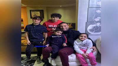 ميدو ينشر صورة مع أطفال علاء علي.. ونشطاء: أصيل يا كابتن