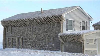 الثلوج تحاصر سكان مدينة نيويورك وتكسو منازلهم| فيديو وصور