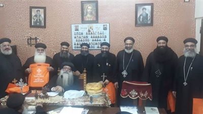 الانبا تكلا يجتمع بالكهنة الجدد ويكرم المتميزين بـ1000معلم|صور