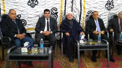 محافظ الشرقية يقدِّم واجب العزاء في شقيقة الدكتور أحمد عمر هاشم | صور