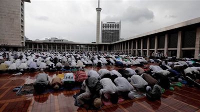 هل يجوز إقامة صلاة جماعية فى العالم من أجل 