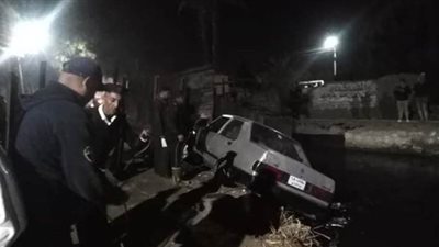 الصور الأولى لخروج عربات قطار لنقل القصب عن مسارها ودهس سيارة ملاكي بقنا