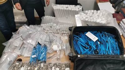 إحباط محاولة تهريب مستلزمات جراحة أسنان بـ 