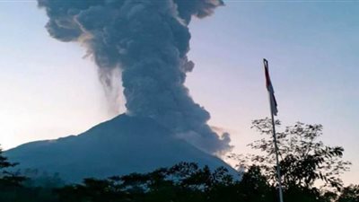 الرماد والدخان ارتفع 6 آلاف متر.. لحظة انفجار بركان 