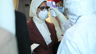 أول صور لوزيرة الصحة أثناء خضوعها للفحص بالحجر الصحي بمطار بكين