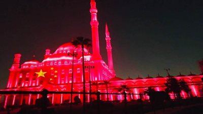 مصر تضيء واجهات المعالم الأثرية باللون الأحمر تضامنا مع الصين في مكافحة كورونا