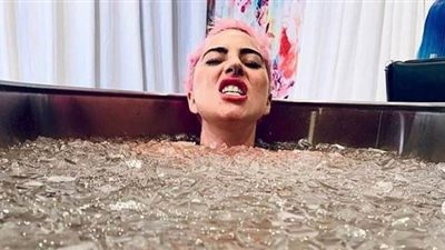 ليدي جاجا تكشف سبب غوصها في حوض ماء وثلج | صور