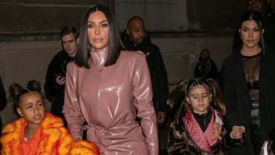 ابنة كيم كارداشيان تشعل المسرح بأغنية راب في أسبوع الموضة بباريس