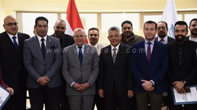 محافظ بورسعيد ورئيس هيئة الاعتماد يشهدان تسليم شهادات تسجيل منشآت | صور