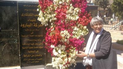 عالمة فرنسية تضع إكليلا من الزهورعلي قبر الجندي المجهول بقنا | صور