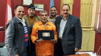 تكريم عامل عثر على 10 آلاف جنيه بساحة السيد البدوى بطنطا وسلمها للشرطة