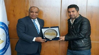 رئيس شركة ونادي إنبى يكرمان أحمد صالح بعد فوزه بكأس أفريقيا لتنس الطاولة