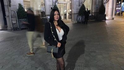 رانيا يوسف تنشر صورة بالأسود: الشيطان يعمل بجد وأنا أكثر جدية