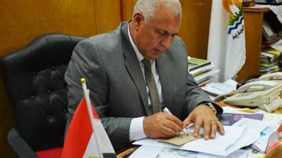 محافظ الوادى الجديد يمنح مكافآت مالية لطلاب مدرسة الأربعين