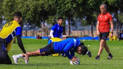 مران بدني قوي للاعبي الأهلي على ملعب جامعة بريتوريا