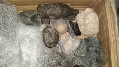 تفاصيل إحباط تهريب 16 طرد آثار الي انجلترا.. العثور على 9 تماثيل  و12 قطعة من الجرانيت والبازلت والحجر الجيري.. وكميات من الخرز الأثري