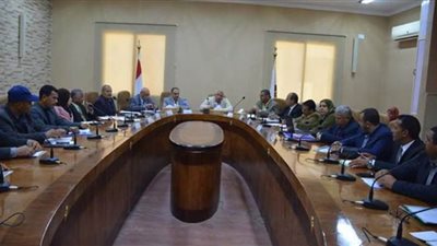 محافظ الوادى الجديد يلتقي رؤساء قرى الداخلة وبلاط