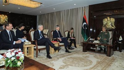 حفتر يطلع وفدا أوروبيا رفيع المستوى على تطورات الحرب ضد الإرهاب فى ليبيا