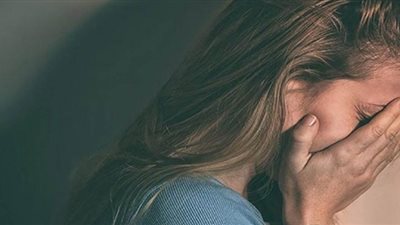 لشكه في إصابتها بكورونا.. رجل يحبس زوجته في الحمام