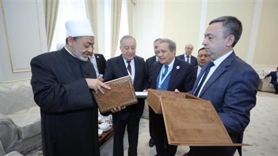 رئيس أوزباكستان يهدي شيخ الأزهر مخطوطًا طبق الأصل من كتاب الهداية للميرغناني