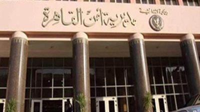 أمن القاهرة يساعد صيدلى انحرفت سيارته عن مسارها وانزلقت فى الرمال بالطريق الدائرى