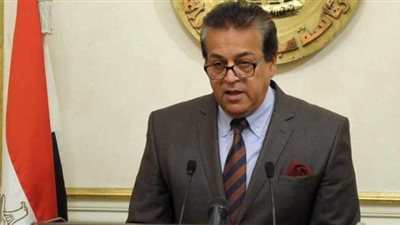 وزير التعليم العالي يستعرض تقريرا حول فوز منتخبات الجامعات بالبطولة العربية