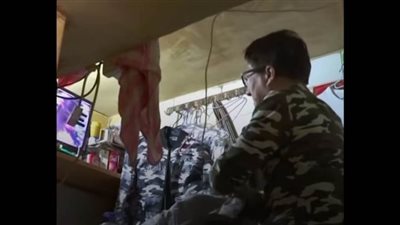 على طريقته الخاصة: صيني يواجه كورونا بالبقاء في «تابوت» | فيديو