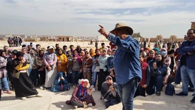 مركز زاهي حواس للمصريات ينظم يوماً ثقافيا لطلاب الجامعات بالأهرامات| صور