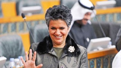 صفاء الهاشم تعقم النواب في الكويت تجنبا لعدوى كورونا| فيديو