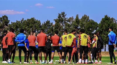 فايلر يحاضر لاعبي الأهلي نظريا قبل المران الجماعي