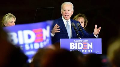 أمريكيان غاضبان يقتحمان مؤتمر المرشح الرئاسي المحتمل جو بايدن | فيديو