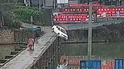 بعد دقائق من اجتيازه اختبار القيادة.. رجل يسقط بسيارته في النهر | فيديو