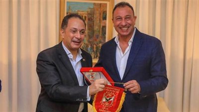 الخطيب وسفير مصر بجنوب أفريقيا يتبادلان الدروع