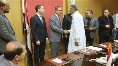 محافظ كفر الشيخ يشهد تسليم  12 عقد تقنين أراضي أملاك الدولة للمواطنين