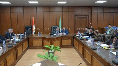محافظ المنيا يبحث مع نواب البرلمان آليات تطوير وتحسين عدد من القطاعات الخدمية
